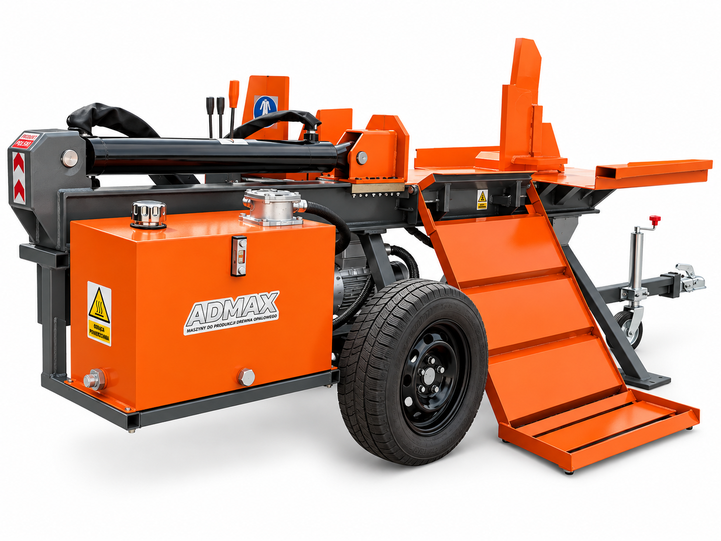 Łuparka hydrauliczna ADMAX w pracy przy rozłupywaniu drewna